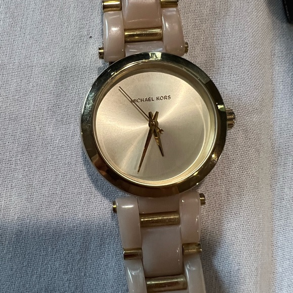 Michael Kors rose gold pale pink watch - Picture 8 of 11
